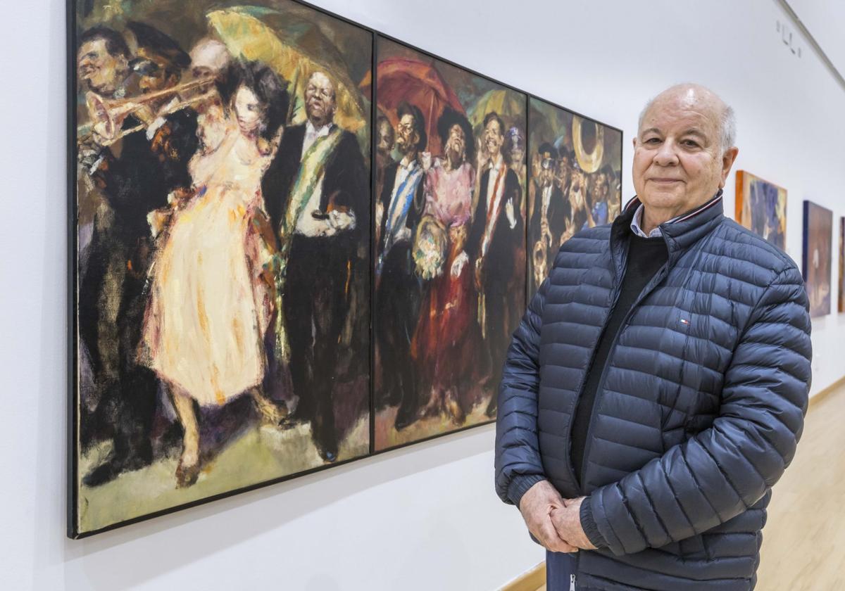 El artista santanderino posa en las salas de la Biblioteca Central, punto de partida del Año dedicado a su trayectoria.