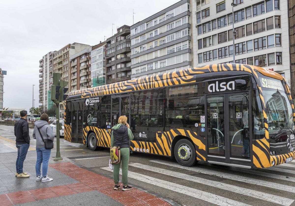 Uno de los autobuses eléctricos, el martes, junto a la Estación de Autobuses de Santander.