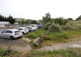 Vehículos estacionados en una parte de la finca que habilitará el Ayuntamiento para crear un nuevo aparcamiento, en El Valle.