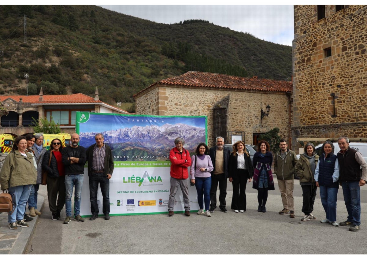 Participantes en el taller junto al ponente y responsables del Grupo de Acción Local Liébana