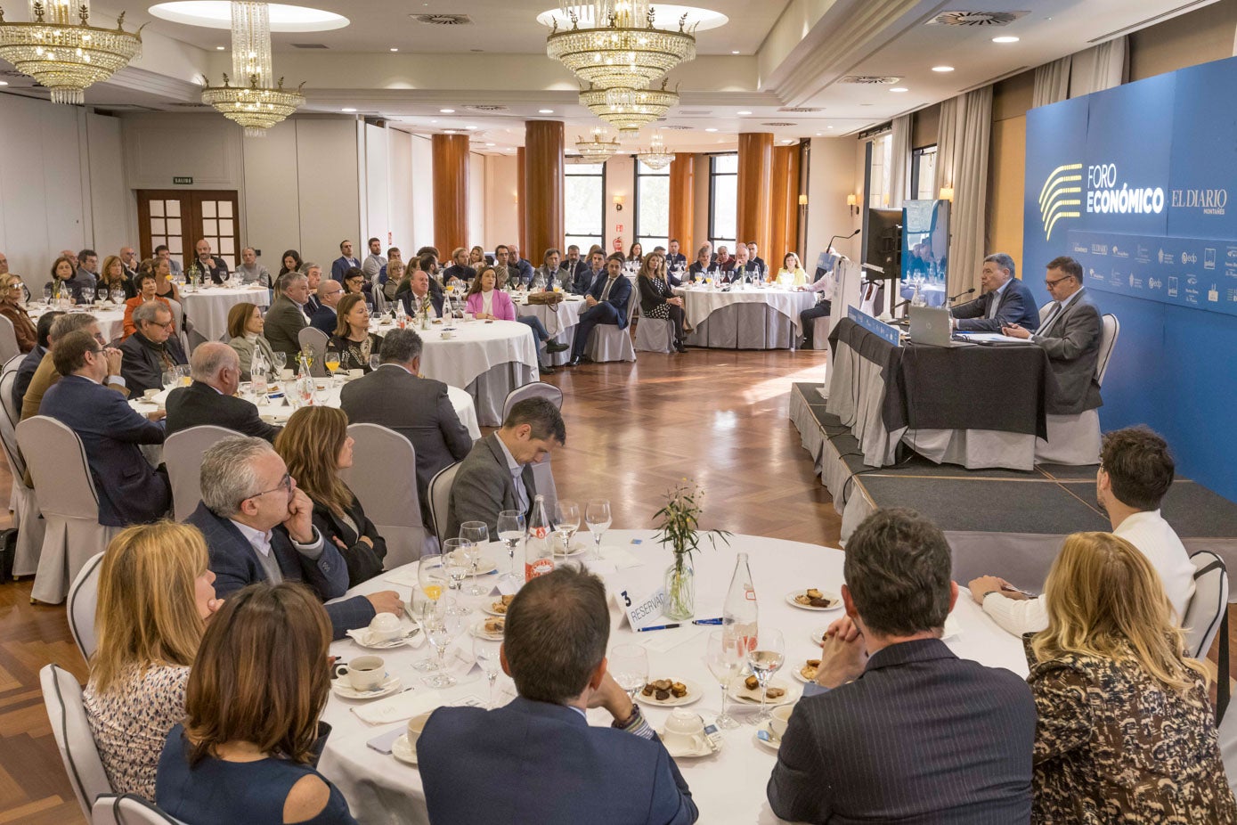 Los invitados al foro, celebrado en el Hotel Bahía.