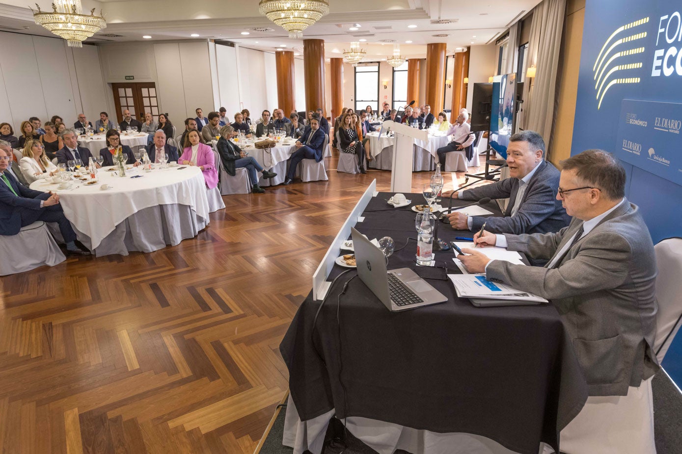 Un momento de la intervención de Jordi Sevilla en el foro, junto a Íñigo Noriega, en primer término.