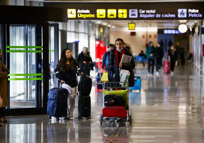 Pasajeros en la terminal del Seve Ballesteros.