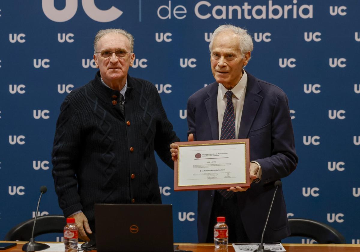 Gerardo Bolado, presidente de la Schfe, entrega a Antonio Heredia el título de Socio de Honor.