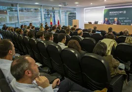 El consejero de Industria y el consejero delegado de Sodercán, en la presentación de las ayudas.