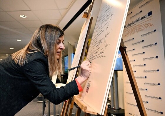 Buruaga, durante la firma de la adhesión a la alianza por la cohesión.