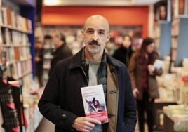 El escritor Jesús Carrasco presentó recientemente su nueva novela. 'Elogio de las manos'.