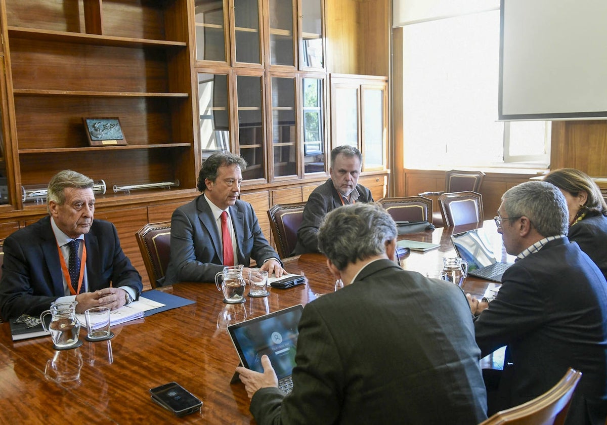 Pablo Palencia, flanqueado por José Causí y Antonio Lucio, frente a los representantes ministeriales, con Hugo Morán en el centro.