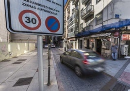 La céntrica calle Cervantes es una de las zonas 30 de Santander.