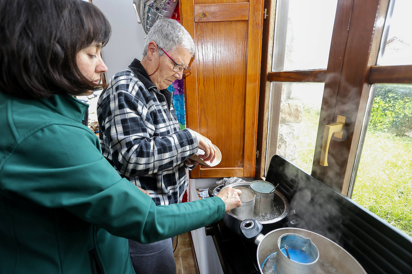 Convertida la cera en virutas, tocó deshacerla hirviéndola al baño maría. Para dotarla de color, se añadieron pinturas de cera, escogidas por cada usuaria.