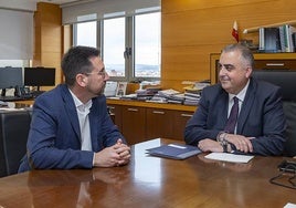 El alcalde de Colindres, Javier Incera, y el Consejero de Fomento, Roberto Media, reunidos.