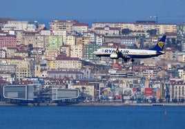 Un avión de Ryanair sobrevuela la bahía con la estampa de Santander como fondo.