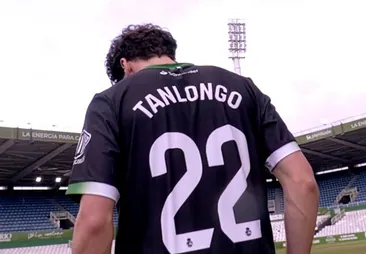 Tanlongo, con la camiseta del Racing, en los Campos de Sport, en un frame del vídeo que se exhibió como prueba en la vista.