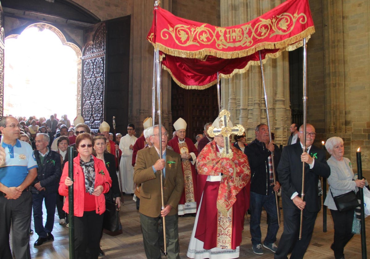 La Reliquia es trasladada al interior de la catedral de Astorga en la última visita del año 2018.