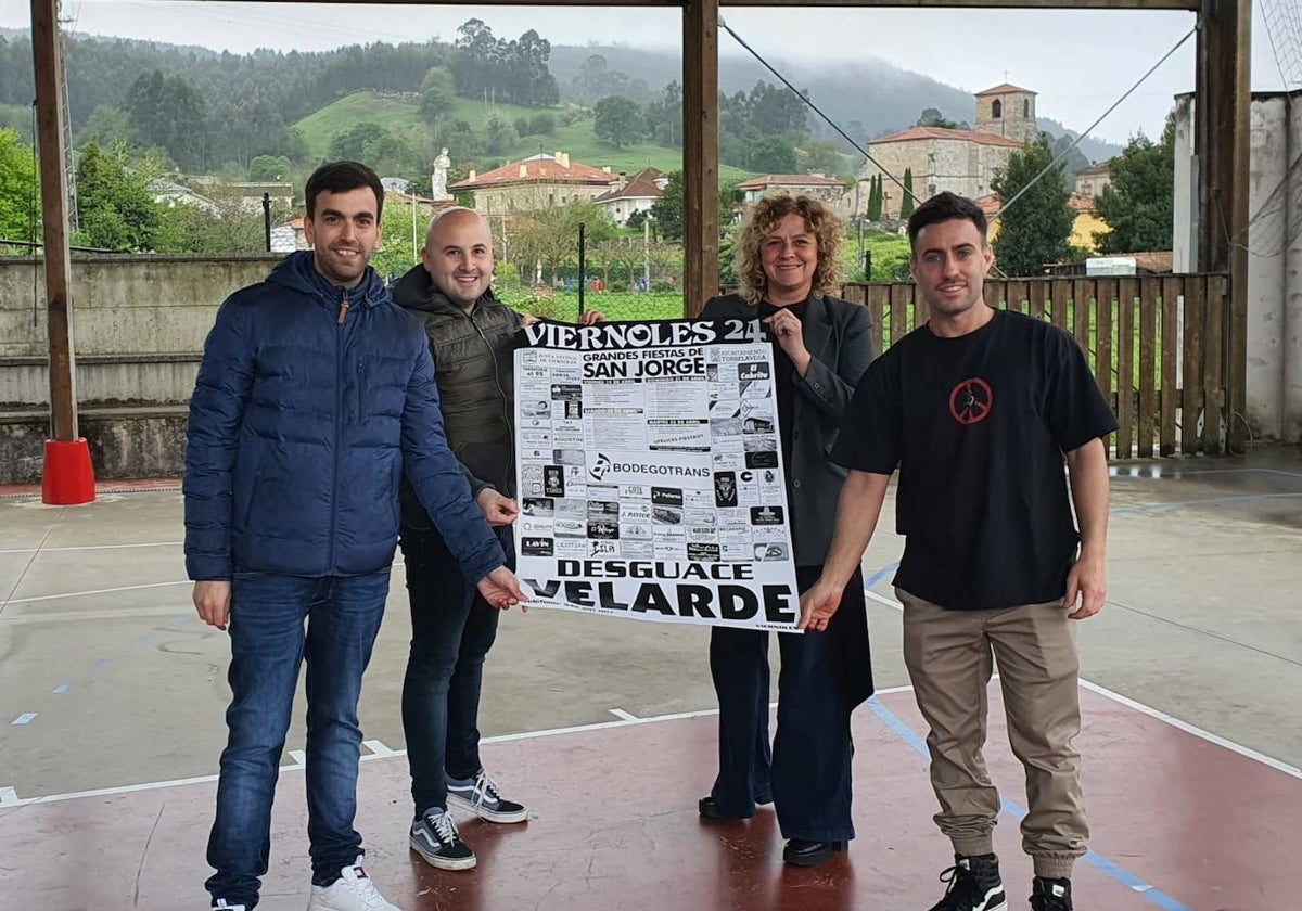 Representantes de la comisión de fiestas y la edil Patricia Portilla presentan el cartel, esta semana, en Viérnoles.