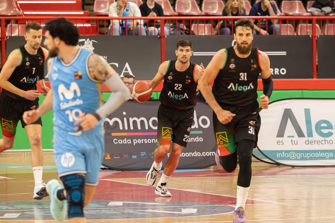 Agustí Sans conduce la pelota en una contra acompañado de Milovanovic, a la derecha, y Bulic, a la izquierda. 