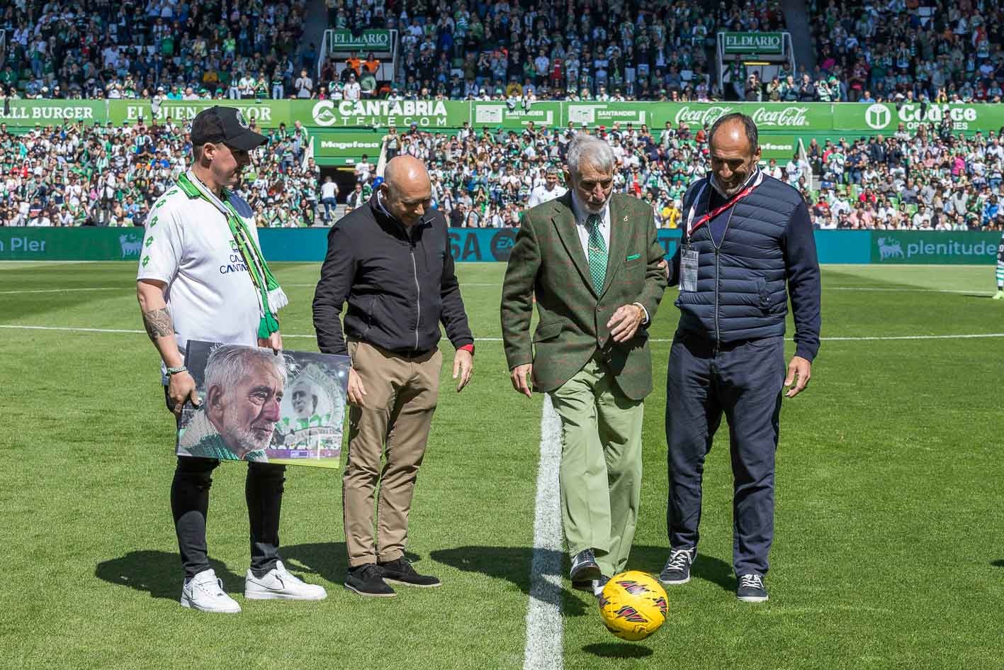 El abonado número 1, Mauricio Gómez, fue el encargado de realizar el saque de honor. 