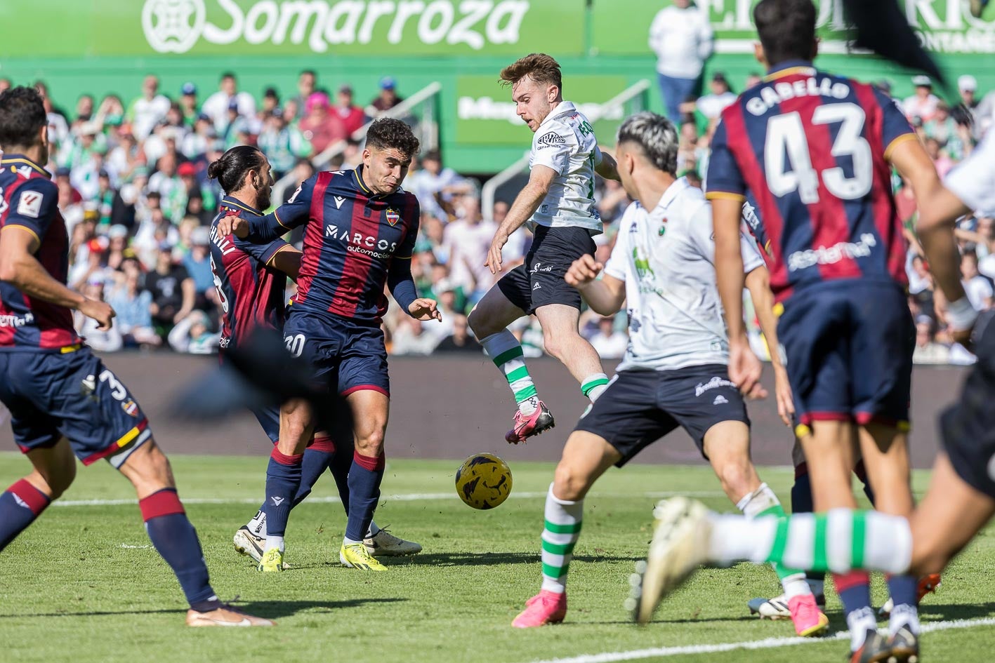 Peque pugna con dos rivales por la posesión del balón. 