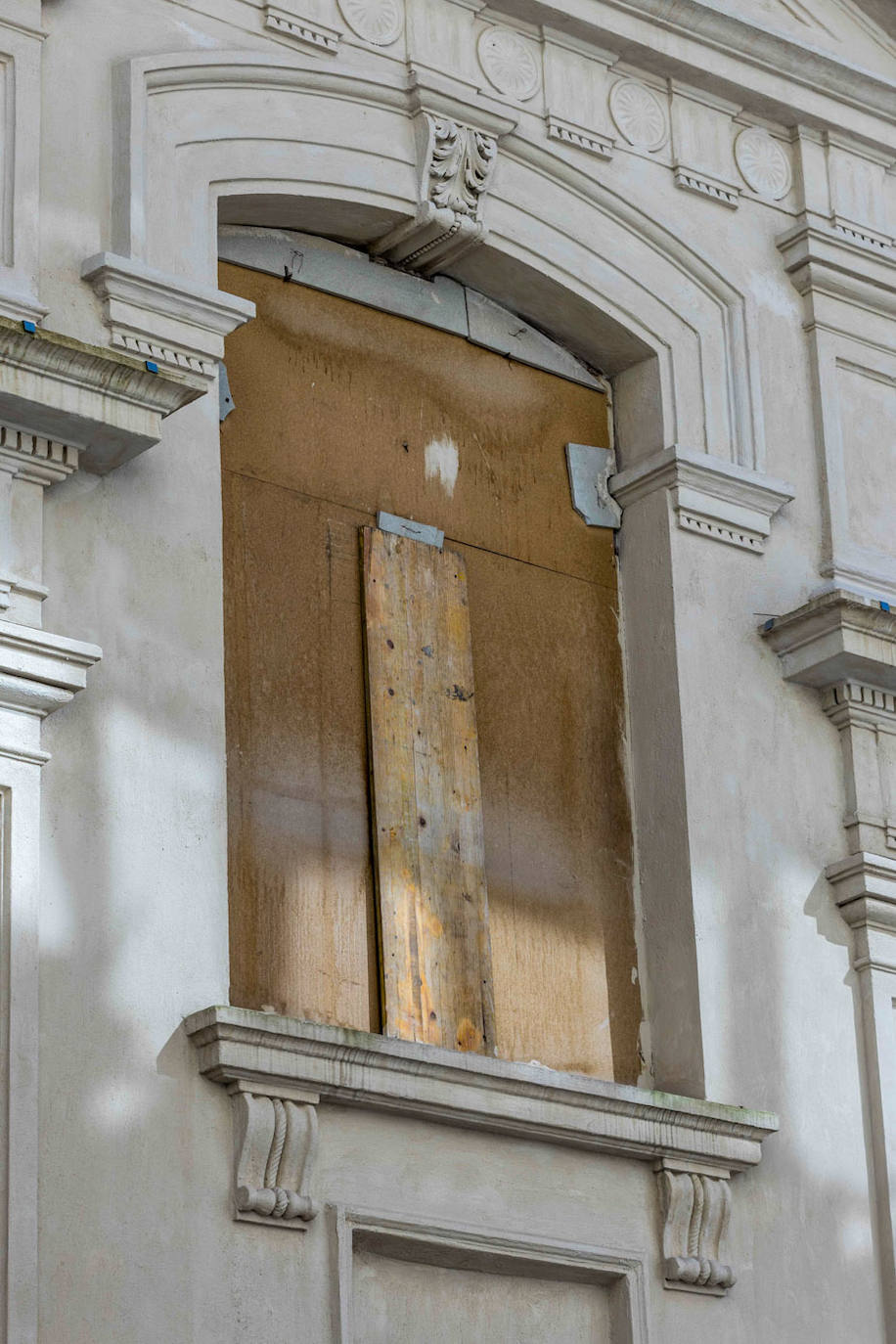 Algunas ventanas están tapadas con madera en tanto se reforma el edificio. El deterioro es visible en casi todos los rincones del edificio. 