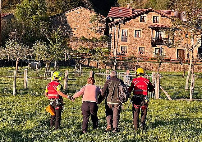 Los rescatadores devuelven a los dos senderistas a Bárcena Mayor.