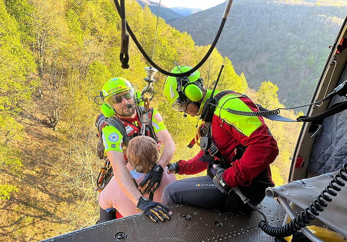 Los rescatadores izan a los senderistas perdidos.