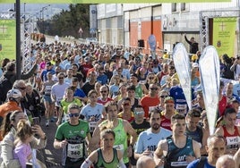 Los atletas, tras la primera salida de los 10 Kilómetros de El Pendo