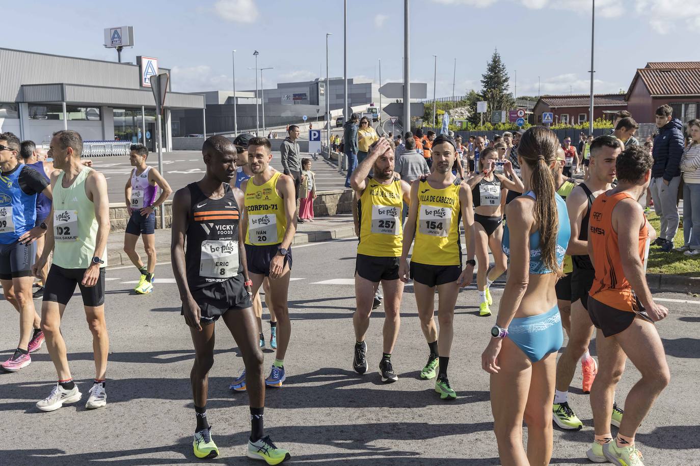 El burundés Eric Nzambimana (8), con gesto pensativo de vuelta a la salida.