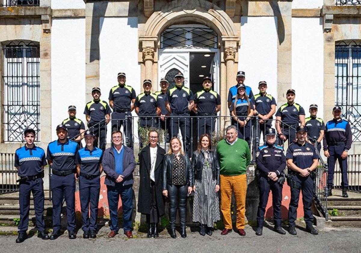 Foto de familia de los auxiliares, instructores y autoridades que han formado parte del curso.