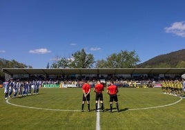 Los dos equipos, Gimnástica y Cayón, guardan un minuto de silencio antes del partido