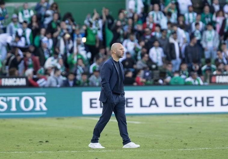 José Alberto, sobre el césped de los Campos de Sport.