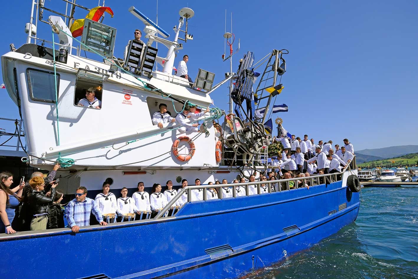 El pesquero Nuevo Hermanos Cortabitarte en el momento de iniciar la procesión marítima.