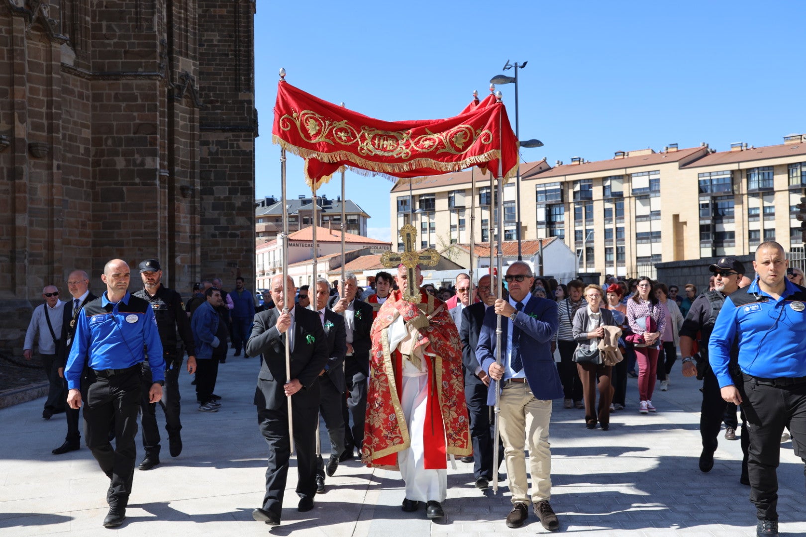 El obispo de Santander lleva bajo palio el Lígnum Crucis en el exterior de la catedral de Astorga.