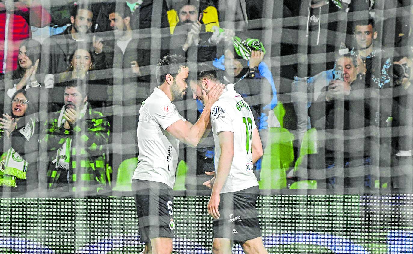 Germán coge entre las manos la cabeza de Roko Baturina para felicitarlo por su gol ante el Eldense.