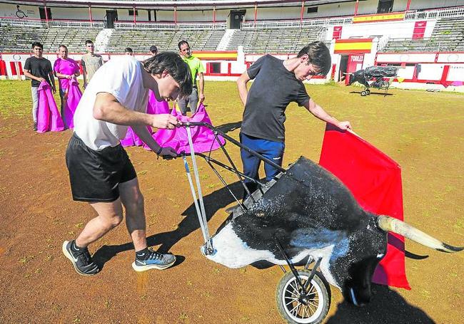 Dos novilleros entrenan con el carretón.