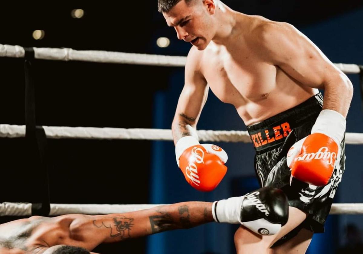 Eduard Ionut tumba a Edy Ruiz en su combate en Barcelona.