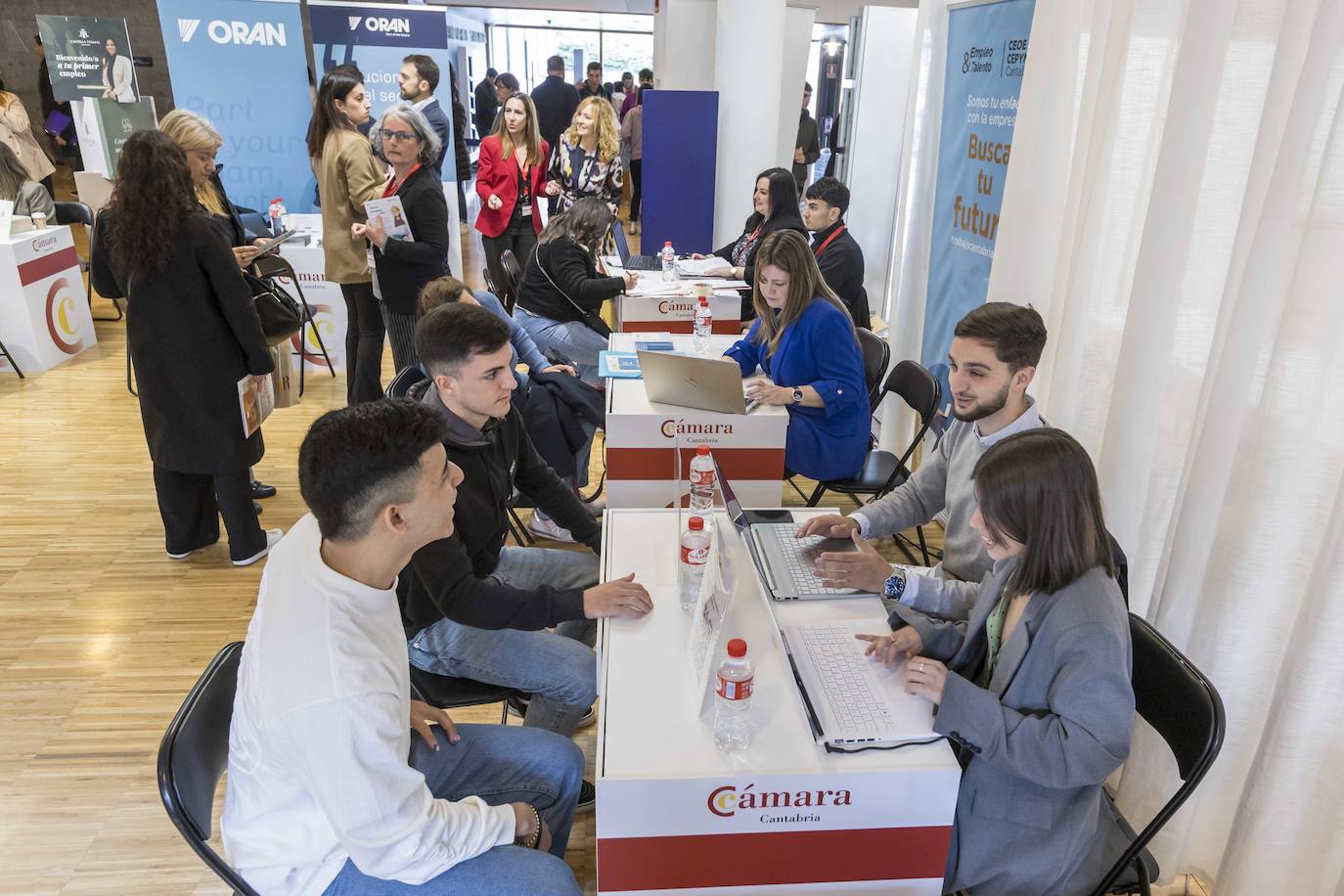 Los jóvenes entregan sus currículums para bolsas de empleo y se asesoran sobre las oportunidades en base a su perfil laboral.