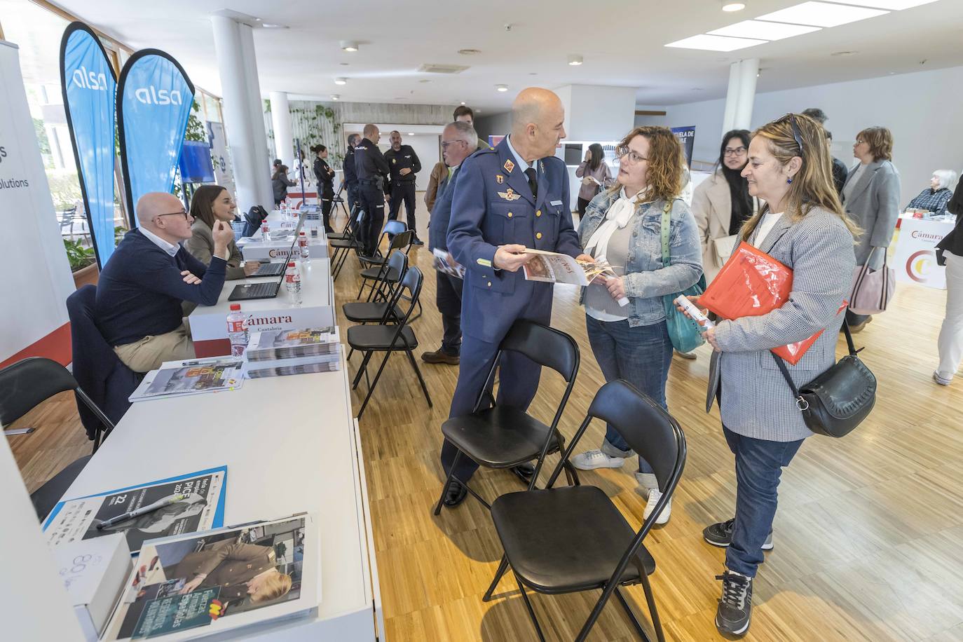 En el estand de las Fuerzas Armadas se ofrece información sobre el empleo en el Cuerpo.