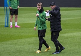 José Alberto da instrucciones a Peque en la sesión de ayer en los Campos de Sport.