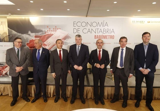 Por la izquierda, Íñigo Noriega (director de El Diario Montañés), Fernando García Andrés (decano del Colegio de Economistas), Manuel Iturbe (director territorial de Banco Santander), Luis Ángel Agüeros (consejero de Economía), Salvador Marín (director general del Servicio de Estudios del Consejo General de Economistas de España), Ignacio Pérez (director general de El Diario Montañés) y Jesús Lastra (jefe de Economía de El Diario Montañés).