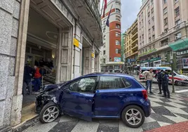 El Volkswagen azul accidentado, a las puertas del edificio de la Seguridad Social en pleno centro de Santander.