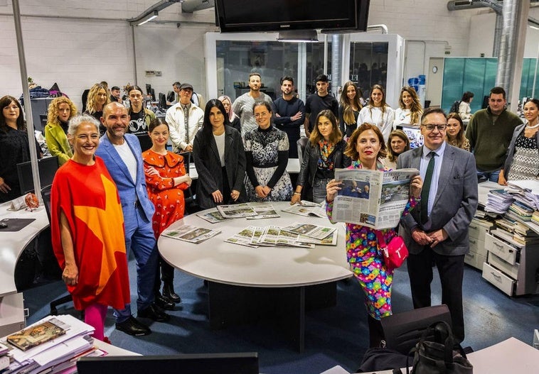 Ágatha Ruiz de la Prada, este miércoles, en la redacción de El Diario junto al director Íñigo Noriega, posa con diseñadores, modelos y organizadores de la Pasarela Moda Norte.