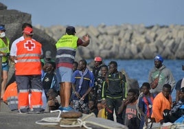 Los servicios sanitarios atienden a las personas que llegan en una patera a La Restinga, en El Hierro.