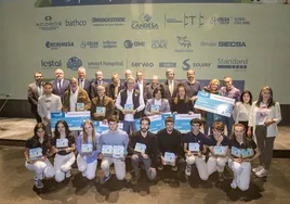 Foto de familia de los tres equipos premiados, junto a los responsables de sus centros y los representantes tanto de las empresas mentoras como de los patrocinadores y colaboradores de STARTinnova.