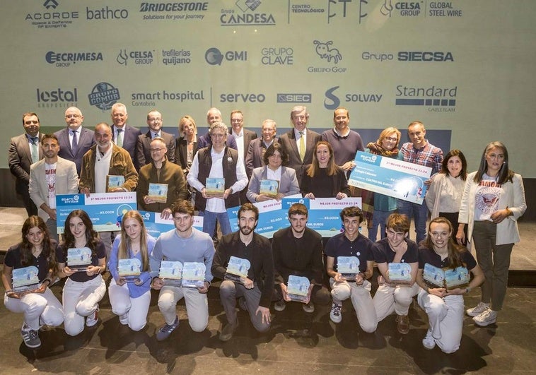 Foto de familia de los tres equipos premiados, junto a los responsables de sus centros y los representantes tanto de las empresas mentoras como de los patrocinadores y colaboradores de STARTinnova.