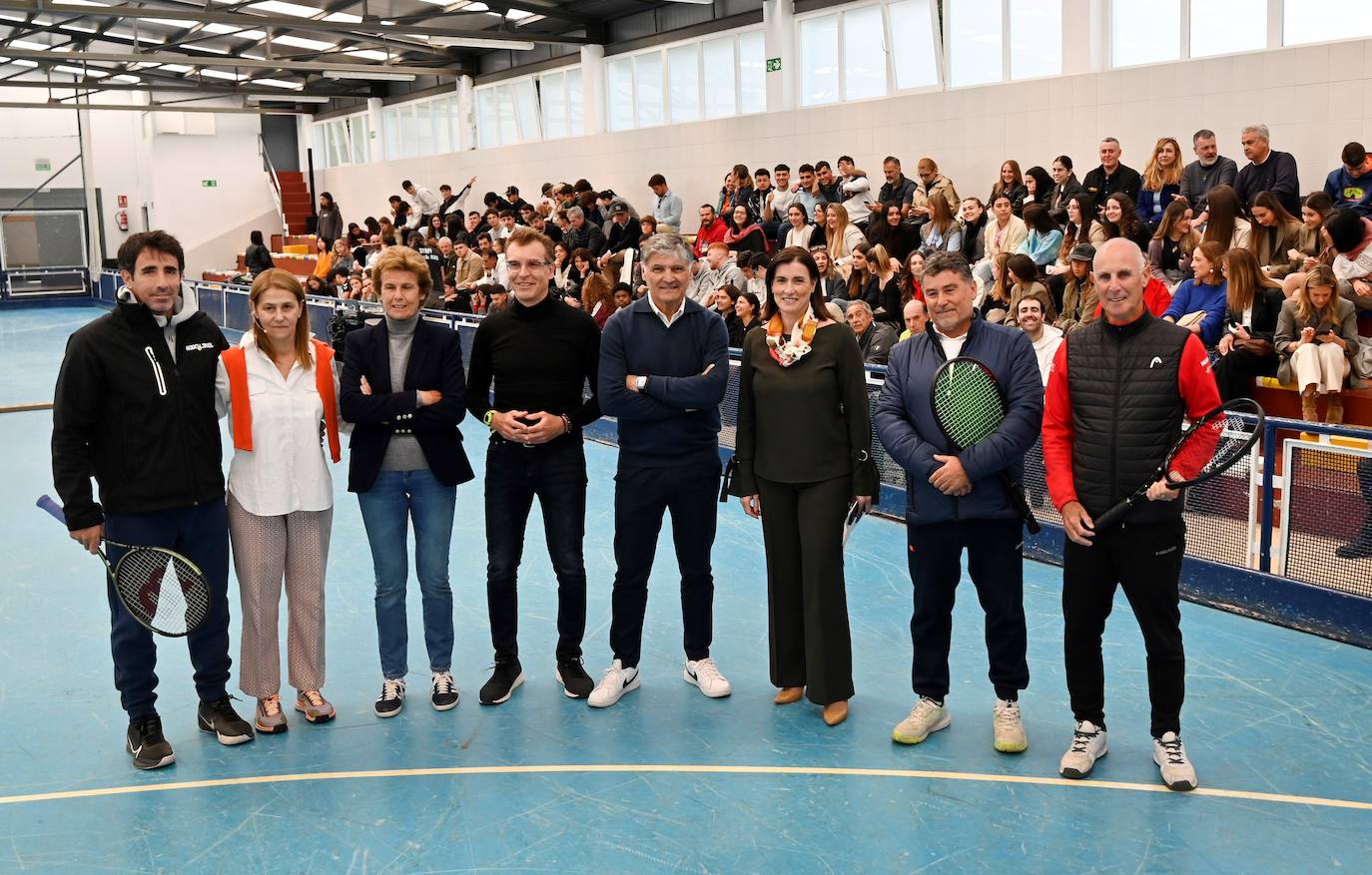 Toni Nadal y la alcaldesa de Santander, Gema Igual, en el complejo de La Albericia junto a profesores y miembros de la Fundación Princesa Girona