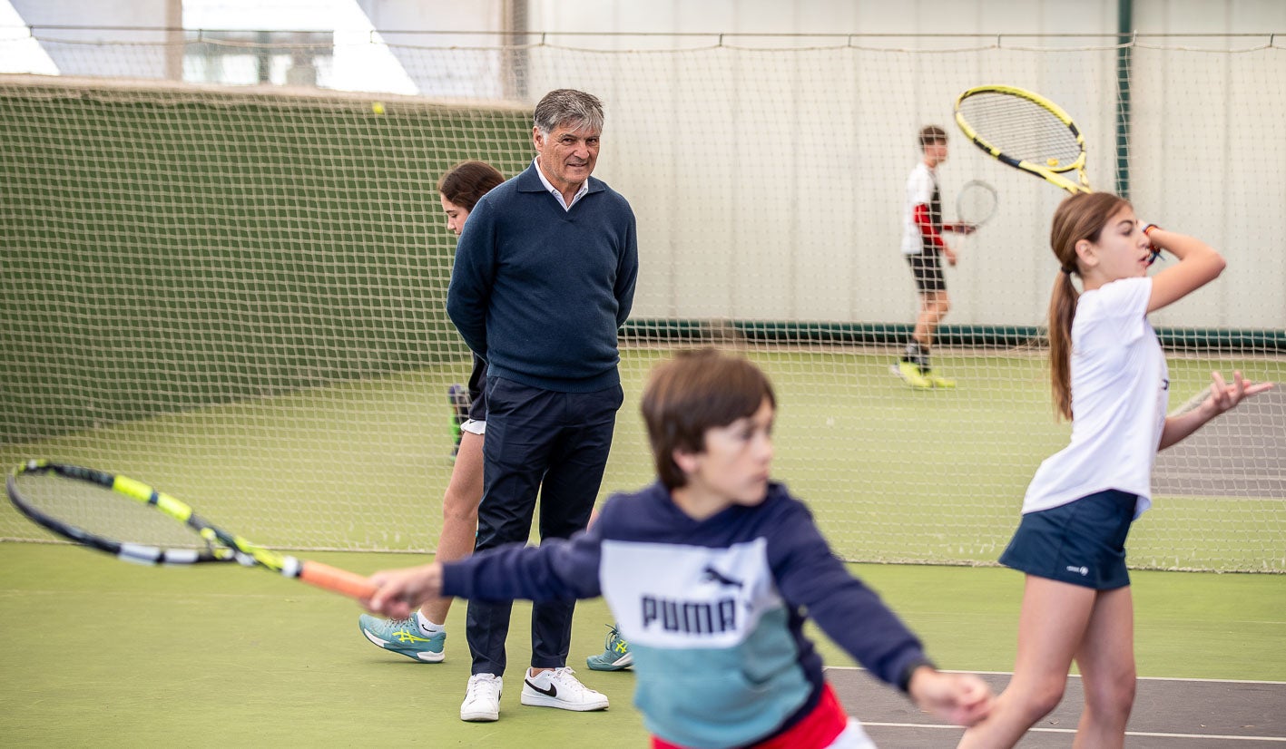 «Cuando entras en una pista de tenis pueden pasar dos cosas, que ganes o que pierdas. Ni una es tan decisiva ni la otra es tan trágica». Son palabras de Toni Nadal este miércoles en La Albericia. 