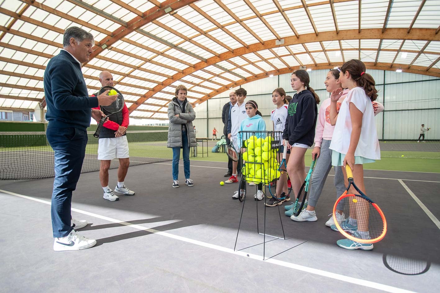 Toni Nadal ha partidipado este miércoles en Santander en la sesión de ponencias inspiradoras 'Ecuación talento tenis', enmarcadas en el Tour del Talento 2024 de la Fundación Princesa de Girona.Además, ha pasado por las instalaciones del Complejo de La Albericia para ver los entrenamientos de los niños. 