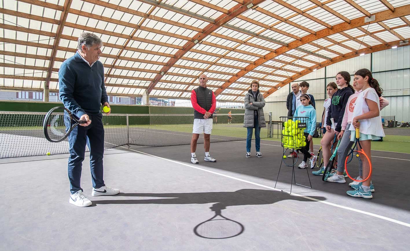 Toni Nadal enseña a los niños el golpe de derecha en tenis.