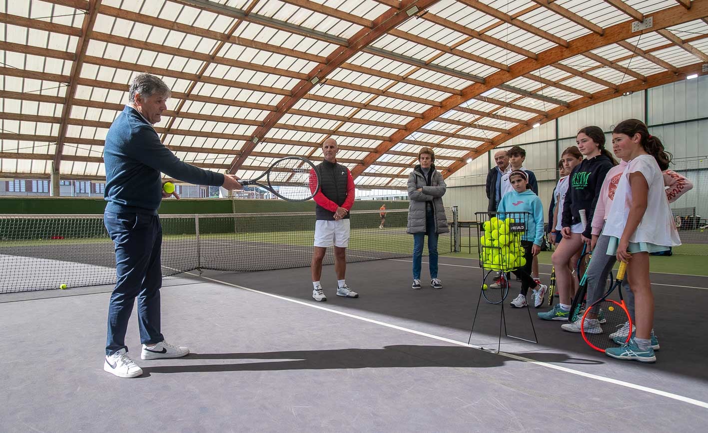 Los niños escucharon con atención las explicaciones de Toni Nadal durante su visita al Complejo Deportivo de La Albericia. 