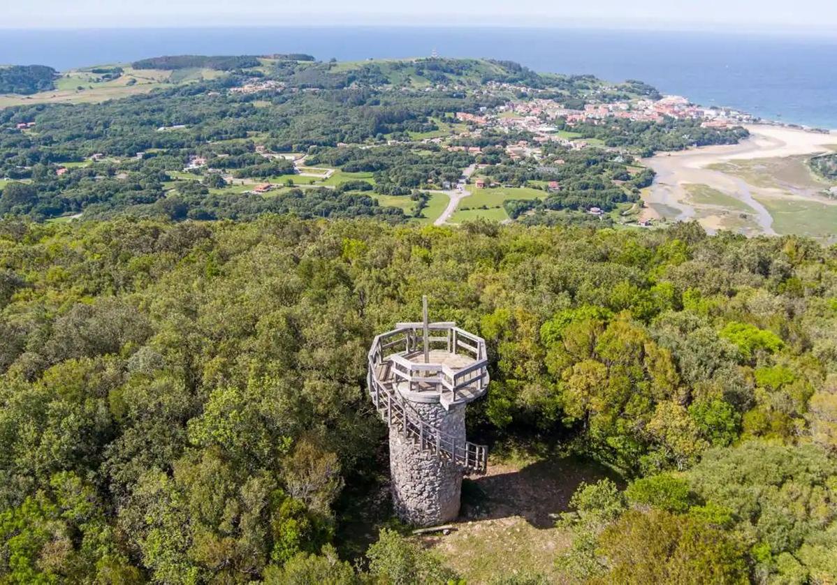 Vista del castro del Monte Cincho, en Arnuero.